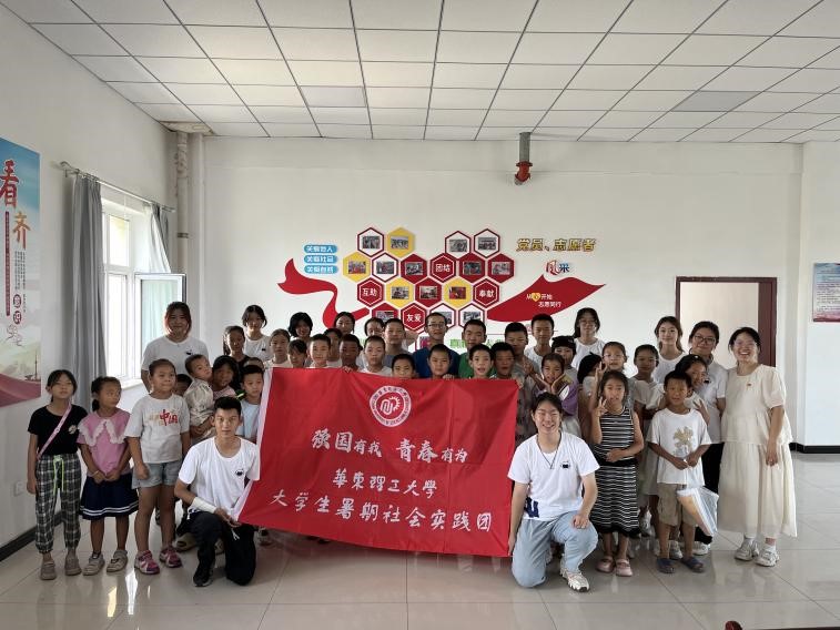 9团队与儿童合影.jpg